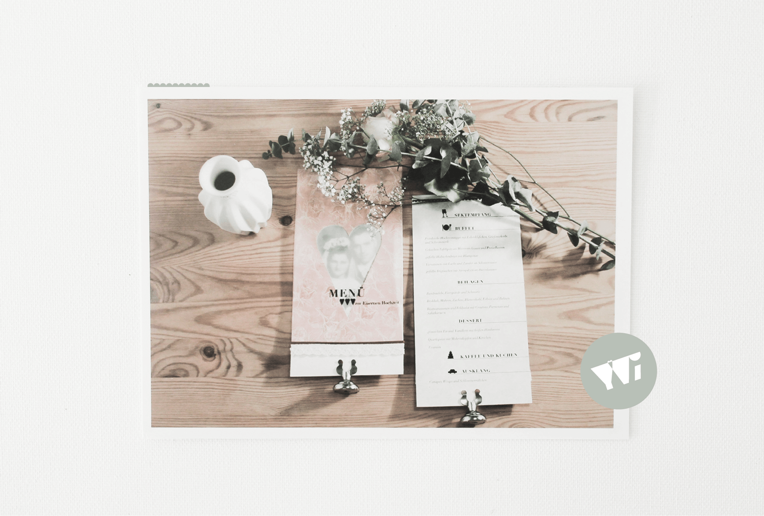 Entwicklung einer Wedding Identity | Hochzeitsdesign | individuell | konzeptionell | ganzheitlich | Konzept dem Konzept „Vintage Rose" | Papeterie | Menuekarte mit Rosenmuster auf Transparentpapier gedruckt und Stilelemente, wie Bogen- und Herzformen, Kartenhalter aus Tafelsilber, Cut-Out, Satin- und Häkelbänder