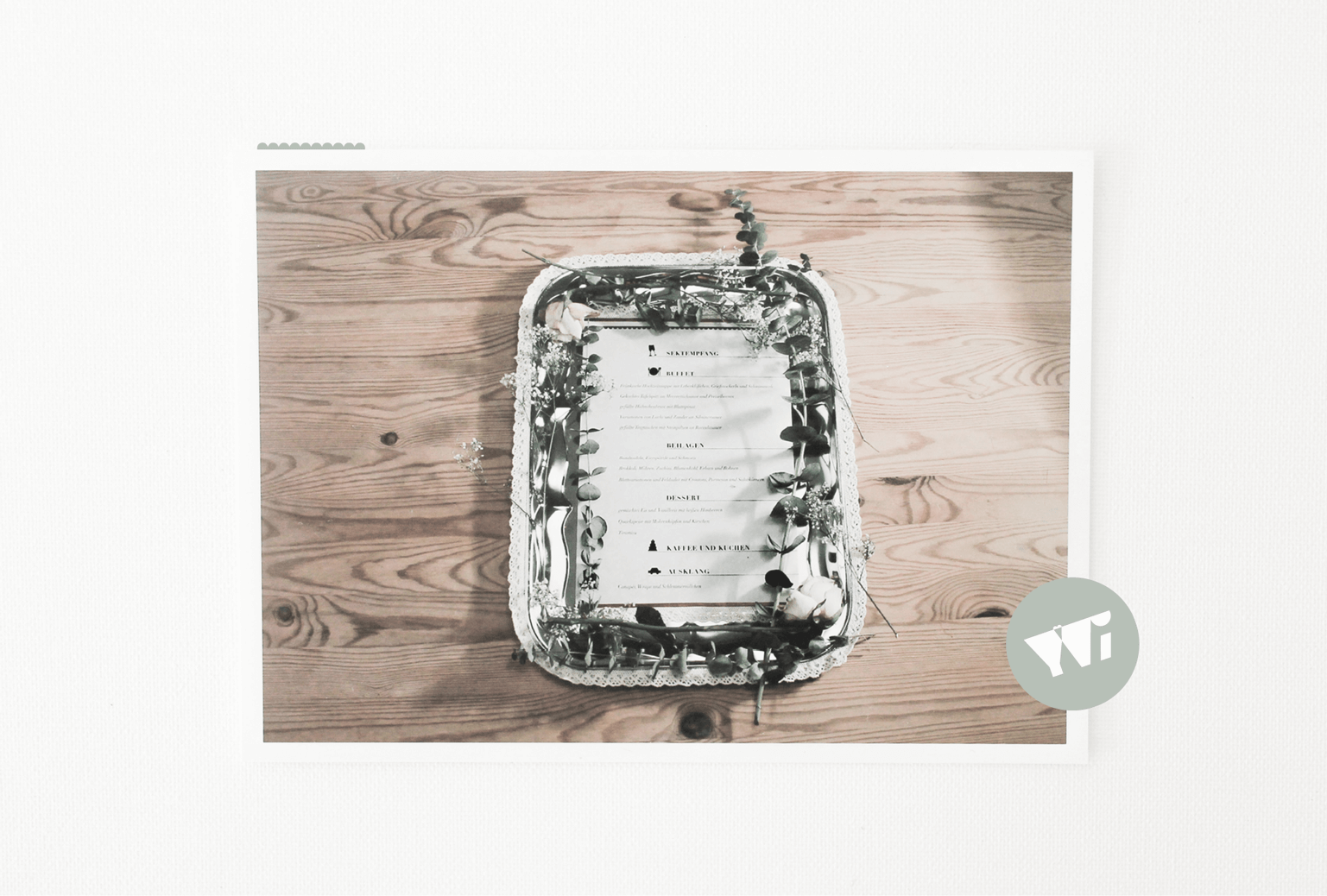 Entwicklung einer Wedding Identity | Hochzeitsdesign | individuell | konzeptionell | ganzheitlich | Konzept „Vintage Rose" | Floristik | Menuetafel | Rosen, Eucalyptus und Schleierkraut als floristische Elemente