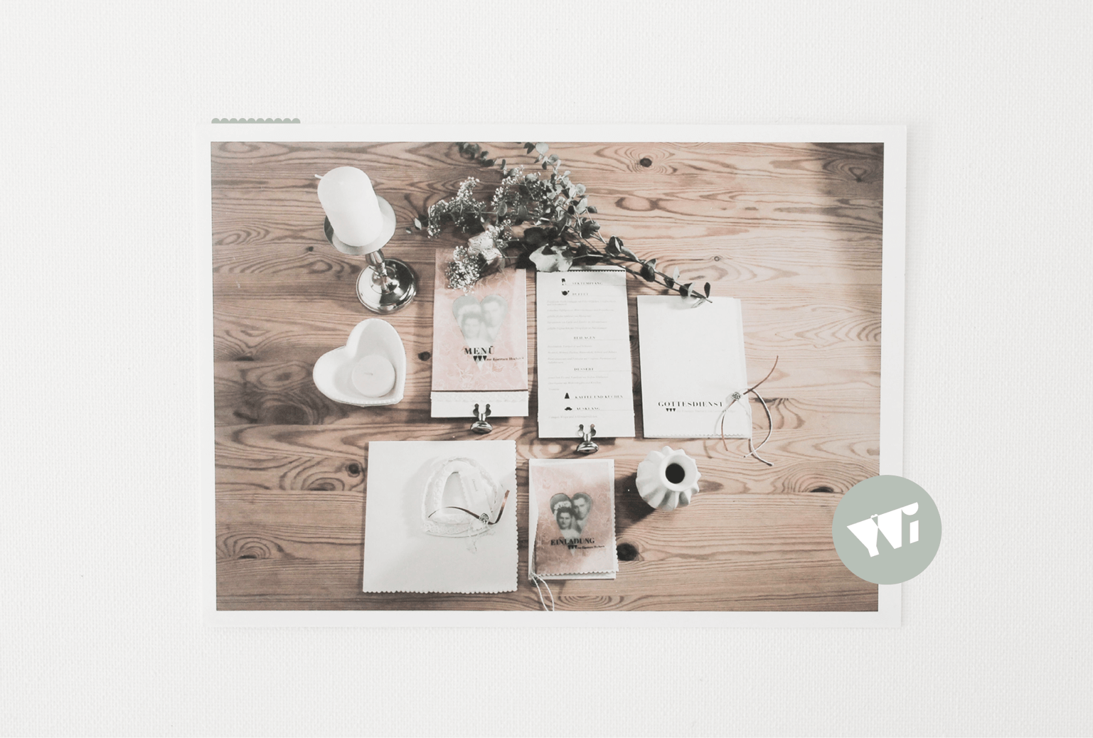 Entwicklung einer Wedding Identity | Hochzeitsdesign | individuell | konzeptionell | ganzheitlich | Konzept „Vintage Rose" | Papeterie | Dekoration | Floristik | Rosenmuster auf Transparentpapier oder normalem Papier gedruckt und Stilelemente, wie Bogen- und Herzformen, Kartenhalter aus Tafelsilber, Silberanhänger, Cut-Out, Satin- und Häkelbänder, Porzelanaccessoires, floristische Elemente wie Rosen, Eucalyptus und Schleierkraut