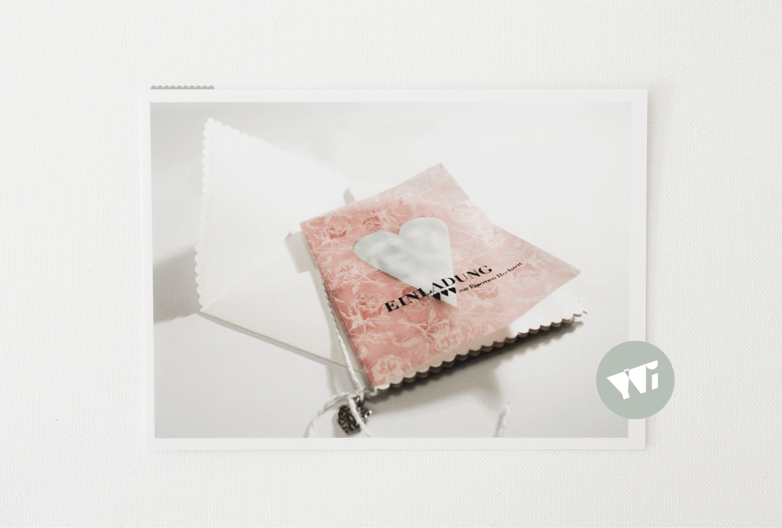 Entwicklung einer Wedding Identity | Hochzeitsdesign | individuell | konzeptionell | ganzheitlich | Konzept „Vintage Rose" | Papeterie | Einladungskarte mit Rosenmuster auf Transparentpapier gedruckt und Stilelemente, wie Bogen- und Herzformen, Silberanhänger, Cut-Out