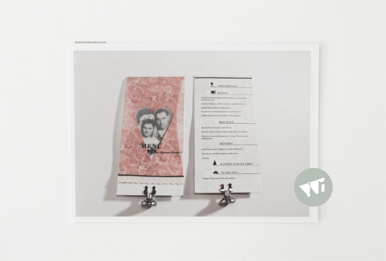 Entwicklung einer Wedding Identity | Hochzeitsdesign | individuell | konzeptionell | ganzheitlich | Konzept „Vintage Rose" | Papeterie | Menuekarte mit Rosenmuster auf Transparentpapier gedruckt und Stilelemente, wie Bogen- und Herzformen, Kartenhalter aus Tafelsilber, Cut-Out, Satin- und Häkelbänder