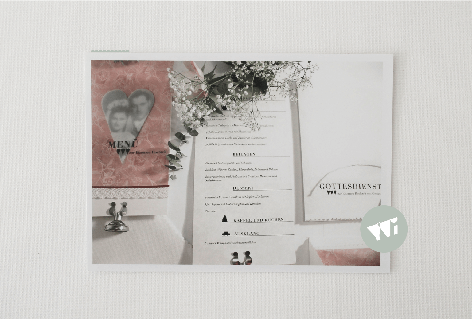 Entwicklung einer Wedding Identity | Hochzeitsdesign | individuell | konzeptionell | ganzheitlich | Konzept „Vintage Rose" | Papeterie | Dekoration | Floristik | Rosenmuster auf Transparentpapier oder normalem Papier gedruckt und Stilelemente, wie Bogen- und Herzformen, Kartenhalter aus Tafelsilber, Silberanhänger, Cut-Out, Satin- und Häkelbänder, Porzelanaccessoires, floristische Elemente wie Rosen, Eucalyptus und Schleierkraut