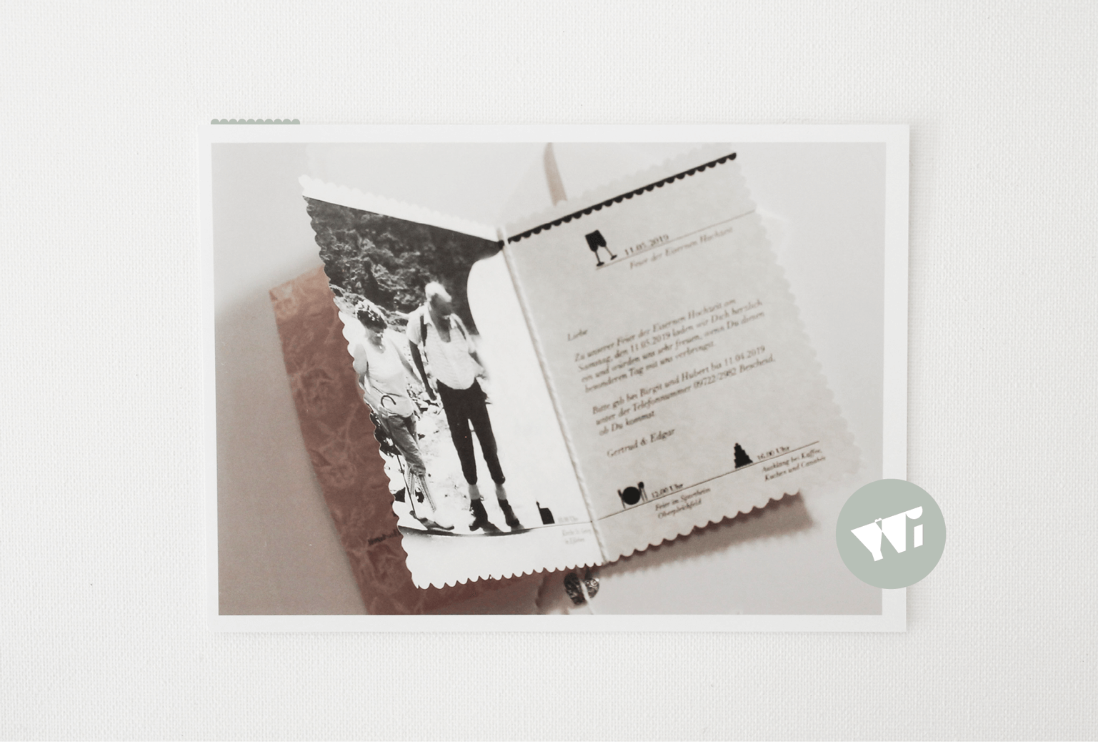 Entwicklung einer Wedding Identity | Hochzeitsdesign | individuell | konzeptionell | ganzheitlich | Konzept „Vintage Rose" | Papeterie | Einladungskarte mit Rosenmuster auf Transparentpapier gedruckt und Stilelemente, wie Bogen- und Herzformen, Silberanhänger, Cut-Out